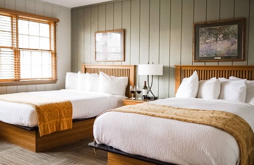 Tulsa Cabin | Charming 4-bedroom lodge with AC and WiFi near the Tulsa Botanical Gardens.