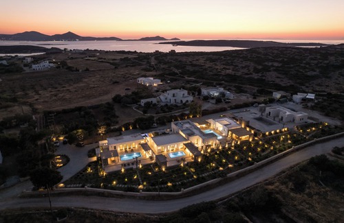 Santa Maria Villa | Charming 4-bedroom villa with Swimming Pool & Jacuzzi in beautiful Paros