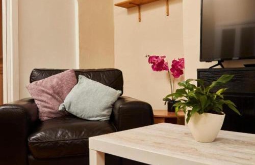 Goole Apartment | Charming 4 BR Kingston House with Free Street Parking
