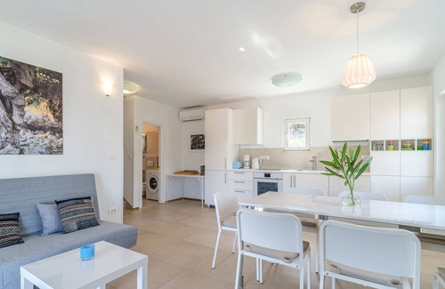 Cove Makarac (Milna) Villa | Charming 4-BR Villa with Heated Pool and Sea Views, Close to Beach