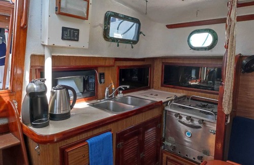 Isla Mujeres Boat Rental | Charming 4-Person Boat Accommodation, 2BR/2BTH
