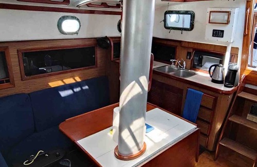 Isla Mujeres Boat Rental | Charming 4-Person Boat Accommodation, 2BR/2BTH