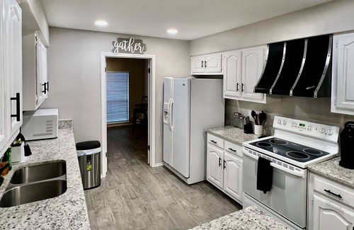 Universal City House | Charming 4BR Oasis Fully-Equipped Perfect Stay!