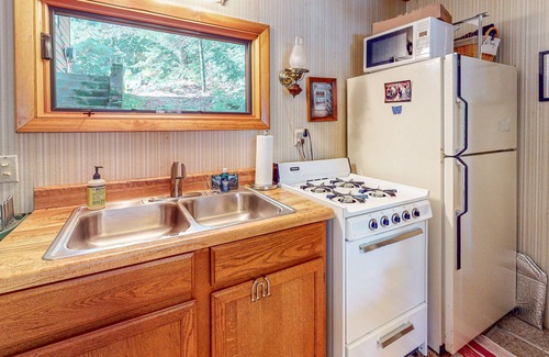 Lake Tomahawk House | Charming 5BR Lake Home, Dog-friendly, with a full bar, Kayaks, Gas Grill, & WIFI