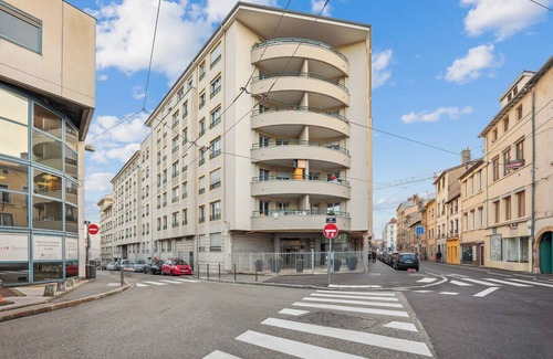 Margnolles - Rhone Apartment | Charming 6-Person Pied-à-Terre in Cuire