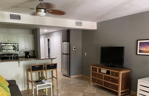 The Bight Apartment | Charming and newly refreshed Studio, In The Heart Of Paradise,