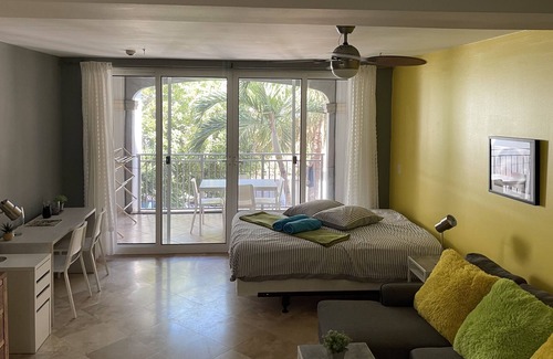 The Bight Apartment | Charming and newly refreshed Studio, In The Heart Of Paradise,