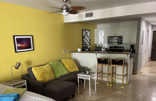 The Bight Apartment | Charming and newly refreshed Studio, In The Heart Of Paradise,