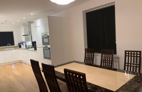 South Ockendon House | Charming and Spacious 4-bedroom building in South Ockendon 30 minutes to London