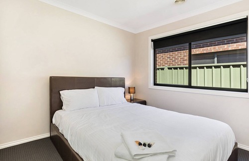 Epsom House | Charming and Upscale Home Free Parking