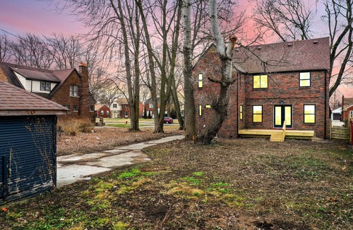 Jefferson Chalmers House | Charming and well appointed Detroit rental home with sophisticated interiors!