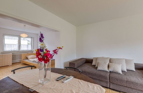 Fuldabruck Apartment | Charming Apartment in Fuldabrück with Garden