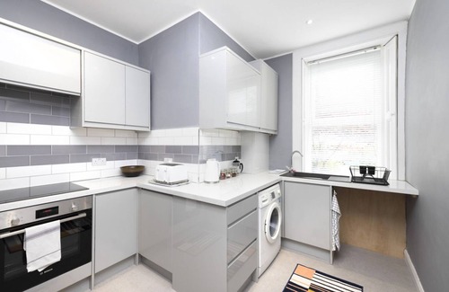 Leith Apartment | Charming Apartment near Leith Links with Patio