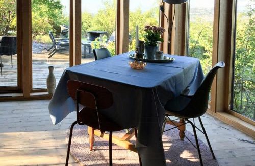 Onglavika House | Charming Artist's Cabin With Sea View Near Bergen