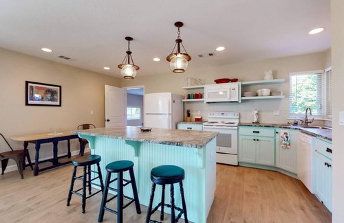 Brookings House | Charming Ashberry by the Sea