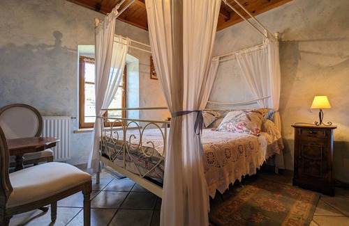 Retournac Bed & Breakfast | Charming B&B in restored farm with pool and group space