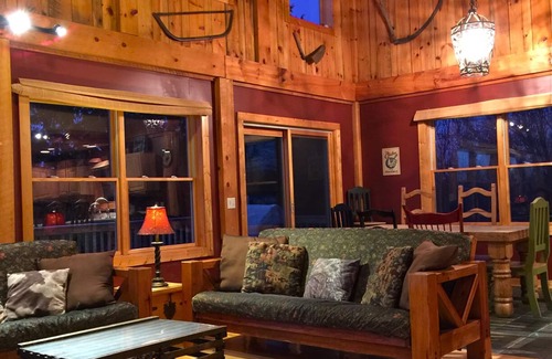 Arcadia House | Charming Barn-Style Retreat Near Crystal Mountain – Free Pontoon, No extra Fees