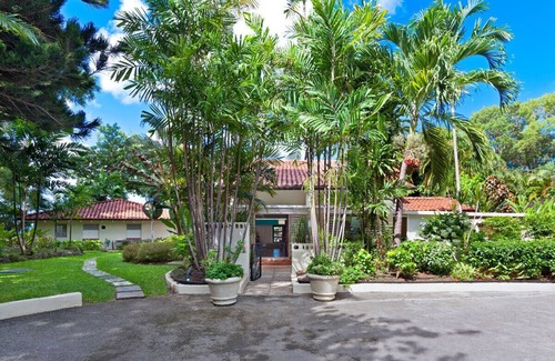 Folkestone Villa | Charming Beachfront Villa - Church Point 4