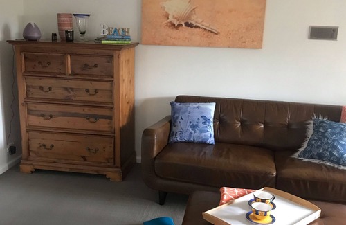 Carrum Apartment | Charming Beachside studio - 2 min to the beach , pets welcome .
