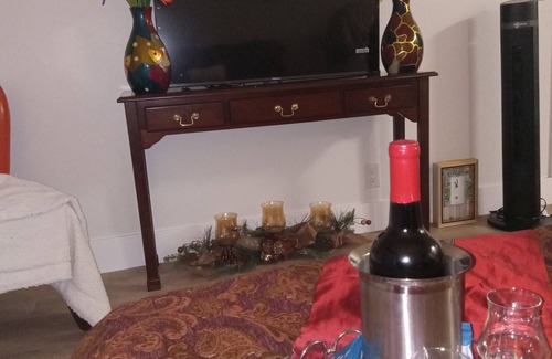 Simi Valley Bed & Breakfast | Charming bed & breakfast in delightful Simi Valley with WiFi, fitness room.