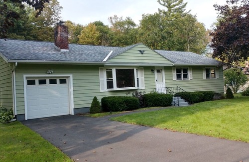 Lenox House | Charming Berkshire Getaway in a Modern Comfortable House