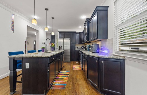 East Side House | Charming Boho Getaway -Near Downtown- Sleeps 10