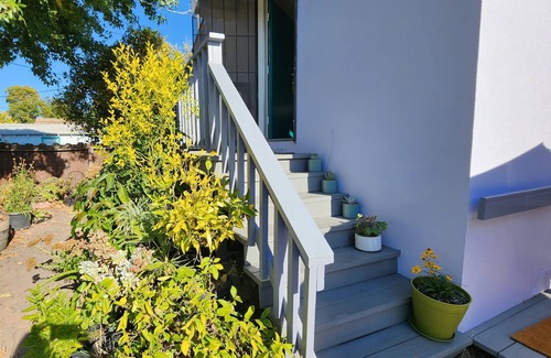 Broadmoor District House | Charming bungalow in San Leandro w/WiFi, near BART, downtown, hospitals & more!