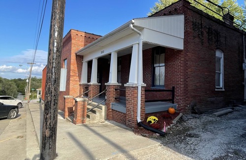 Fayette House | Charming bungalow in historic Fayette, MO Walking distance to downtown and CMU
