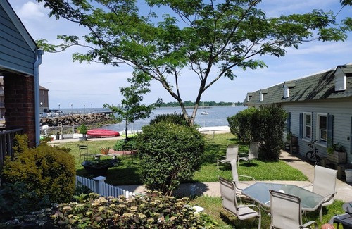 Usmma House | Charming bungalow in amazing City Island The Bronx with water view