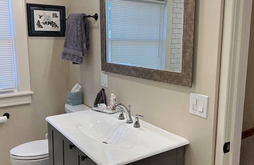 Lansing House | Charming Bungalow near historic district, State Capital, MSU campus and downtown