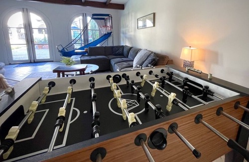 Windsor Square House | Charming bungalow with AC, exercise equipment, WiFi in marvelous Los Angeles
