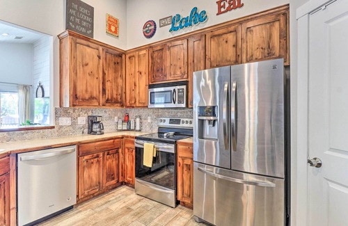 Silver Creek Village Cottage | Charming Burnet Cottage w/Lake View + Porch!