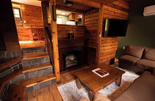 Ketchikan House | Charming Cabin Retreat – Walk to Whipple Creek, Private nearly acre.