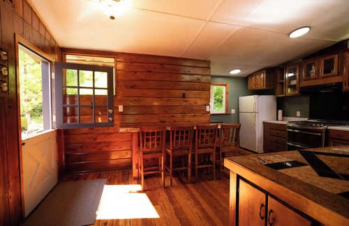 Ketchikan House | Charming Cabin Retreat – Walk to Whipple Creek, Private nearly acre.