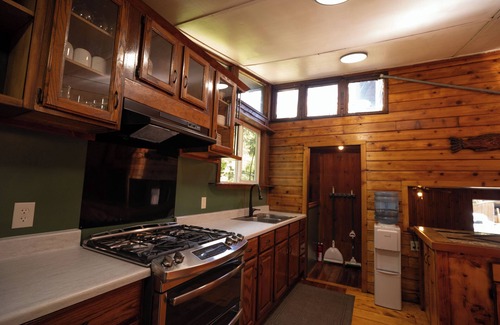Ketchikan House | Charming Cabin Retreat – Walk to Whipple Creek, Private nearly acre.