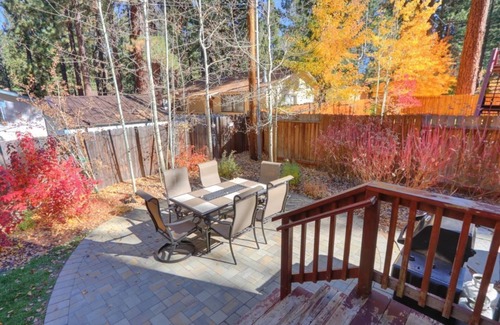 Bijou Park House | Charming cabin in South Lake Tahoe (close to lake + hot tub + yard)