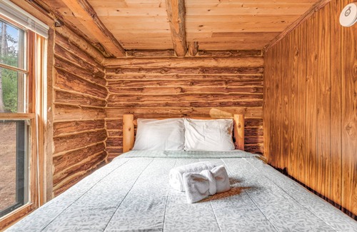 Wisconsin Dells Cabin | Charming cabin with game room, fireplace, hammock, & kitchenette