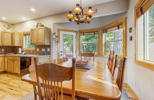 McCall Cabin | Charming cabin with hot tub - near Payette Lake, golf & skiing