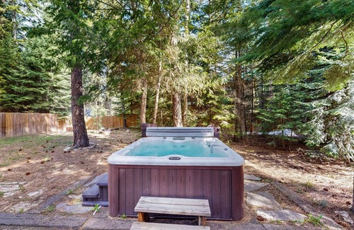 McCall Cabin | Charming cabin with hot tub - near Payette Lake, golf & skiing