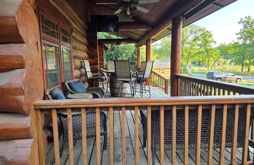 White Cloud Cabin | Charming cabin with AC on Diamond Lake