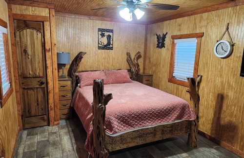 Show Low Cabin | Charming cabin with WIFI and AC in delightful Show LownWinter Rate 85.00 Nightly