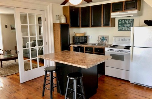 Port Colborne Cottage | Charming canal front guest cottage, close to Niagara Falls and wineries.