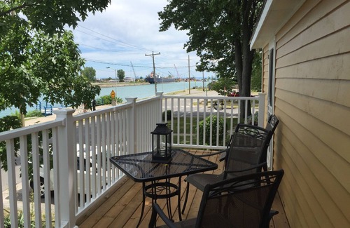 Port Colborne Cottage | Charming canal front guest cottage, close to Niagara Falls and wineries.