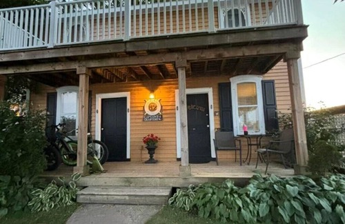 Port Colborne Cottage | Charming canal front guest cottage, close to Niagara Falls and wineries.