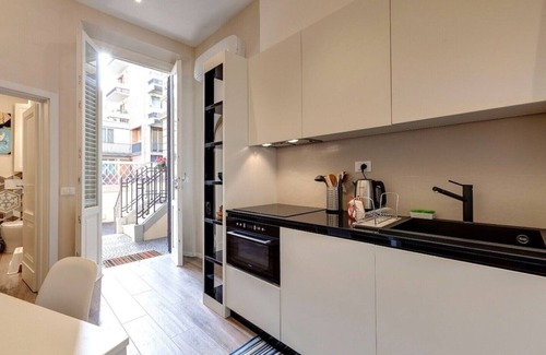 Le Cure Apartment | Charming Central Apartment for Mid & Long-Term Rentals Near Piazza della Libertà