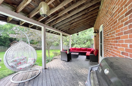Barrie House | Charming century log home steps away from Lake & cross the park