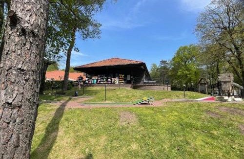 Bosgebied Hoenderloo Apartment | Charming Chalet on Park with Swimming Pool Restaurant and Bowling - Nationaal Park de Hoge Veluwe - Cozy Getaway Hoenderloo