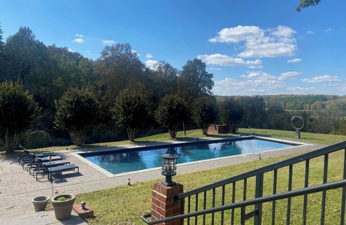 Charlottesville House | Charming Charlottesville 2 bedroom house with Pickleball, Pool & Bocce Ball