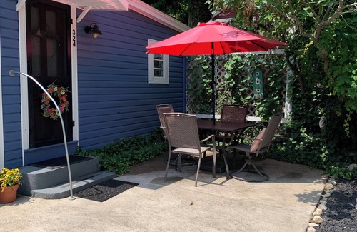 Lakeside Cottage | Charming Cottage in Lakeside close to Lake, Downtown & Central Park