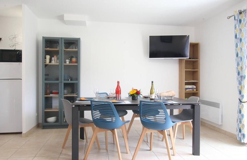 Pirou Cottage | Charming Coastal Cottage: Garden, Bikes, Family-Friendly, Close to Beach & Historic Sites